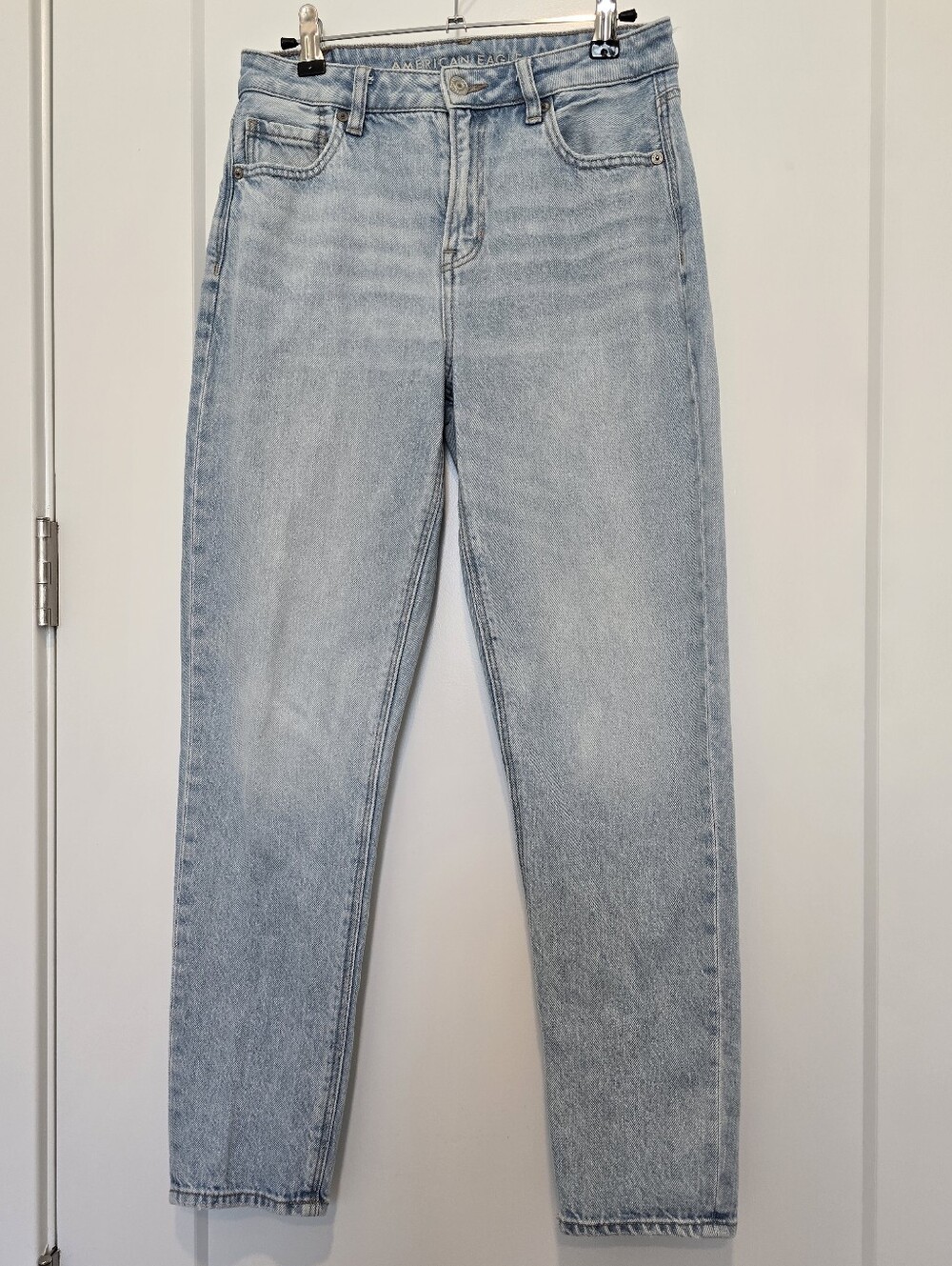 American Eagle Outfitters Strigid Mom Jean Light Wash Straight-Leg Jeans